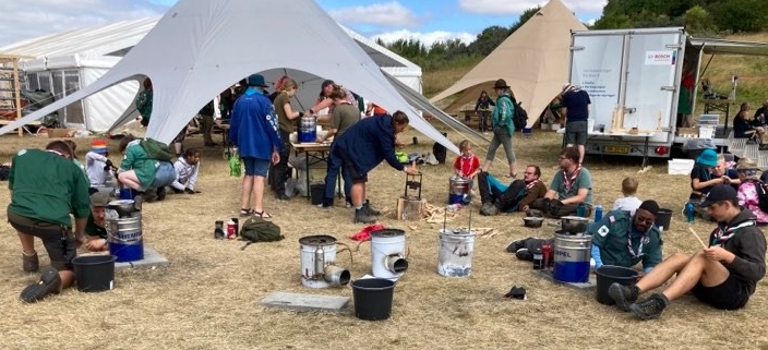 Hvor mange gram træ bruger en spejder til at koge en liter vand?